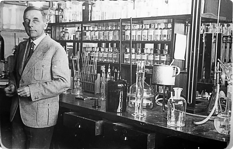 Otto Warburg in his laboratory in Berlin